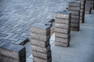 İnşaat sahasına asılmış Tuğla Fotoğrafı