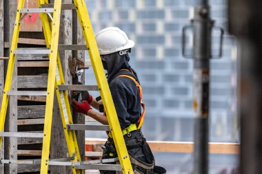 İnşaat sahasında İşçi Fotoğrafı