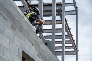 Bir İnşaat Alanındaki Çelik Ereksiyon Sürecinin Fotoğrafı
