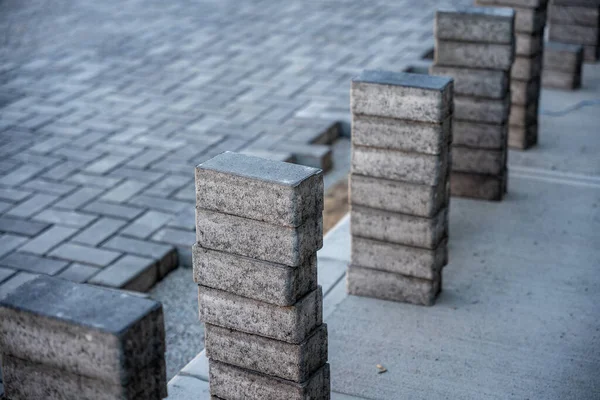 İnşaat sahasına asılmış Tuğla Fotoğrafı