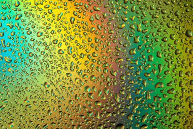 Kozmik yatay olarak benzer bir gökkuşağı etkisi ile cam üzerinde Su damlacıkları