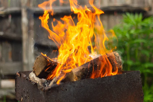 brazier ahşap, ateşli bir kırmızı yanan