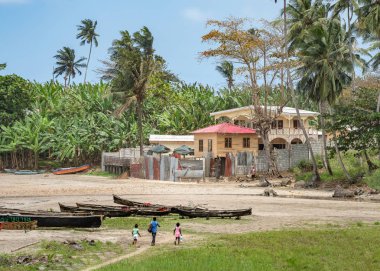 Sahildeki balıkçı köyü, kendi ev evler ahşap köylü inşa. Sao Tome ve Principe için seyahat. Gine Körfezi güzel Cennet Adası. Portekiz eski sömürgesi.