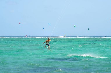 Kitesurfing kitesurfer Mauritius plaj ve deniz, su dalgalar. Güzel deniz suyu Hint Okyanusu. Mauritius Adası'na bir Cennet Adası Afrika seyahat. Uçurtma Sörfü.