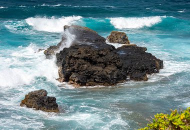 Mauritius plaj ve deniz, su dalgalar. Güzel deniz suyu Hint Okyanusu. Mauritius Adası'na bir Cennet Adası Afrika seyahat.