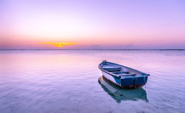 Mauritius Barco Mar Com Cores Rosa Roxo Durante Pôr Sol — Fotografia de Stock