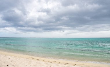 Mauritius plaj ve deniz, su dalgalar. Güzel deniz suyu Hint Okyanusu. Mauritius Adası'na bir Cennet Adası Afrika seyahat.