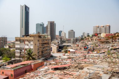 Luanda Angola şehir görünümü, gecekondu ve yüksek katlı binalarda Angola sermaye şehir. Luanda pahalı Şehir Batı Afrika'da. Yoksulluk fakir mahalle