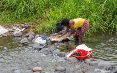 Nehirde çamaşır köylü. Sao Tome ve Principe için seyahat. Gine Körfezi güzel Cennet Adası. Portekiz eski sömürgesi.