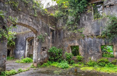 Terk edilmiş eski Antik Bina kapalı mahveder. Sao Tome ve Principe için seyahat. Gine Körfezi güzel Cennet Adası. Portekiz eski sömürgesi.