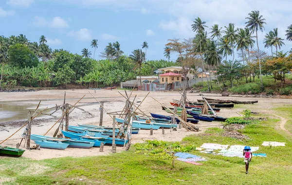 Sahildeki balıkçı köyü, kendi ev evler ahşap köylü inşa. Sao Tome ve Principe için seyahat. Gine Körfezi güzel Cennet Adası. Portekiz eski sömürgesi.