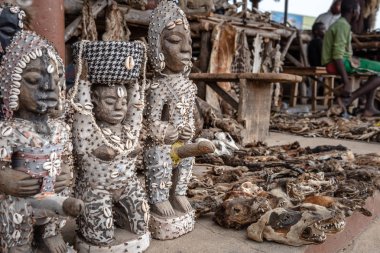 Büyüler ve Togo, Batı Afrika Voodoo dini ritüeller kullanılmak üzere vudu nesneler. Togoville ve Lom vudu piyasaları.
