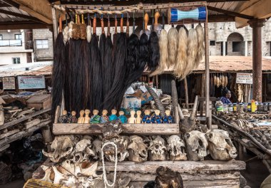 Büyüler ve Togo, Batı Afrika Voodoo dini ritüeller kullanılmak üzere vudu nesneler. Togoville ve Lom vudu piyasaları.