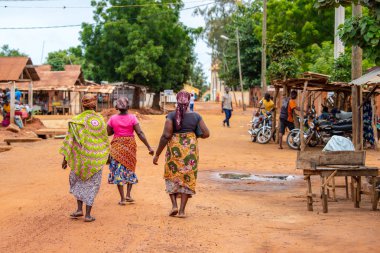 Togo köyde Togoville. Köyde Afrika kıyafetler içinde yürüyen kadınlar. Togo, Batı Afrika Voodoo din. Togoville ve Lom vudu piyasaları.