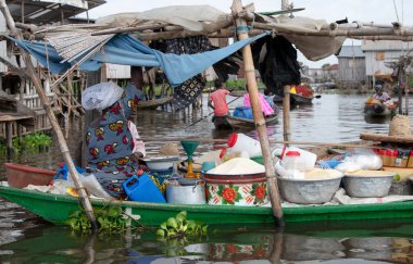 Benin lake Nokou yaşam tarzı Afrika köylü su evde yaşayan Ganvi köyde. Ticaret takas sistemi. Gölde tekne ile yaşayan Ganvie Benin hayatta Batı Afrika.
