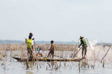Balıkçı içinde Benin lake Nokou yaşam tarzı Afrika köylü su evde yaşayan Ganvi içinde balıkçılık. Ticaret takas sistemi. Gölde tekne ile yaşayan Ganvie Benin hayatta Batı Afrika.