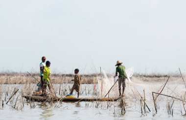 Balıkçı içinde Benin lake Nokou yaşam tarzı Afrika köylü su evde yaşayan Ganvi içinde balıkçılık. Ticaret takas sistemi. Gölde tekne ile yaşayan Ganvie Benin hayatta Batı Afrika.