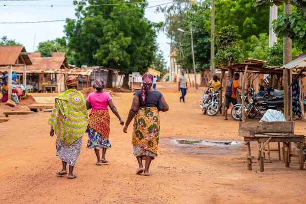 Togoville Village Togo Frauen Die Afrikanischen Outfits Durch Das Dorf — Stockfoto