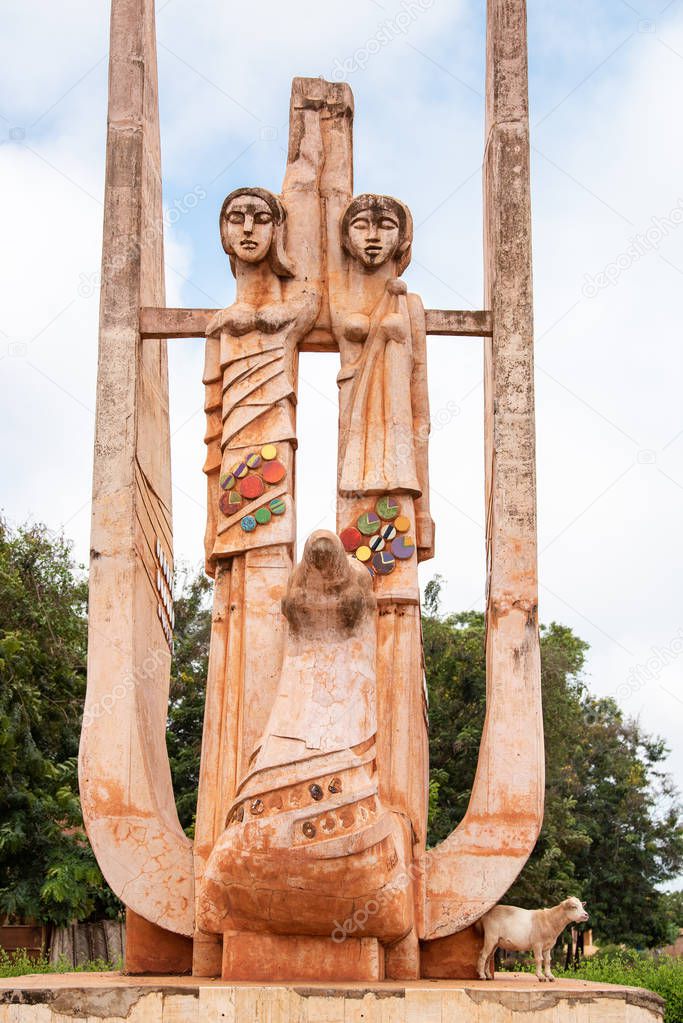 Estatua de amistad entre Alemania y Togo. Cabra. Religi n vud en Togo ...