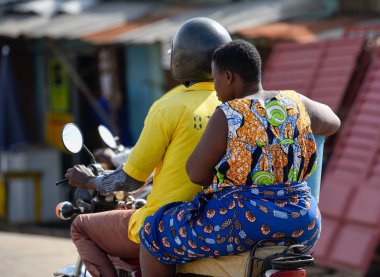 Motosiklet Cotonou, Benin, trafikte. Benin insanların günlük yaşamda, Batı Afrika'nın yaşam tarzı. Moda, Benin, Batı Afrika.