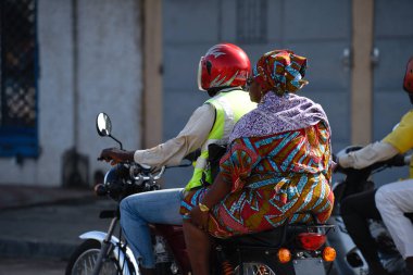 Motosiklet Cotonou, Benin, trafikte. Benin insanların günlük yaşamda, Batı Afrika'nın yaşam tarzı. Moda, Benin, Batı Afrika.