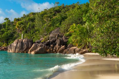 Seyşeller Praslin beach paradise tatil tatil plaj kayalar. Seyşeller için güzel deniz ve Hint Okyanusu, Afrika beyaz plajları için seyahat. Plajda kayalar.