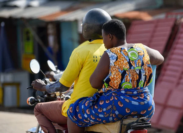 コトヌー ベナンのトラフィックのバイク 日常生活の中 西アフリカのライフ スタイルでベナンの人々 西アフリカ ベナンのファッション — ストック写真