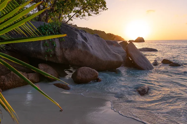 日落在塞舌尔普拉兰岛海滩天堂假日度假 前往塞舌尔丰富多彩的日落 欣赏印度洋 非洲美丽的大海和白色海滩 海滩上的岩石 — 图库照片