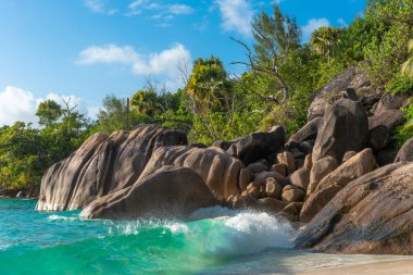 Seyşeller Praslin beach paradise tatil tatil plaj kayalar. Seyşeller için güzel deniz ve Hint Okyanusu, Afrika beyaz plajları için seyahat. Plajda kayalar.