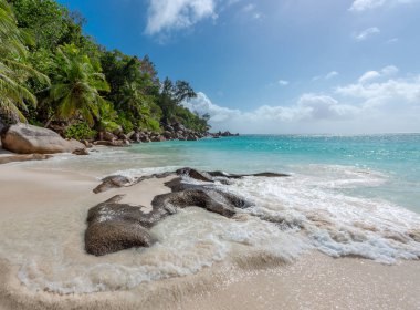 Seyşeller Praslin beach paradise tatil tatil plaj kayalar. Seyşeller için güzel deniz ve Hint Okyanusu, Afrika beyaz plajları için seyahat. Plajda kayalar.
