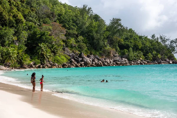 Młoda Kobieta Korzystających Plaży Seychelles Praslin Plaży Raj Wakacje Podróż — Zdjęcie stockowe