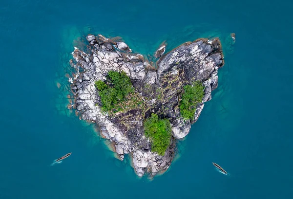 Heart Shaped Island Heart Island Lake Canoe Boats Peddling Shores — Stock Photo, Image