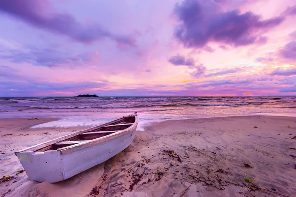 キャンデ ビーチ カヌー ボート夕日色青いビーチで静かなビーチの休暇でアフリカのマラウイ湖夕日紫の空と雲の黄色オレンジ — ストック写真