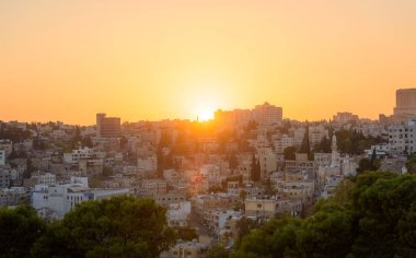 Amman, Ürdün şehrin merkezindeki antik kale parkının ortasındaki Roma harabeleri. Günbatımı, Amman 'ın Skyline' ında ve tarihi başkenti Ürdün üzerinde güzel manzaralı eski bir şehir..