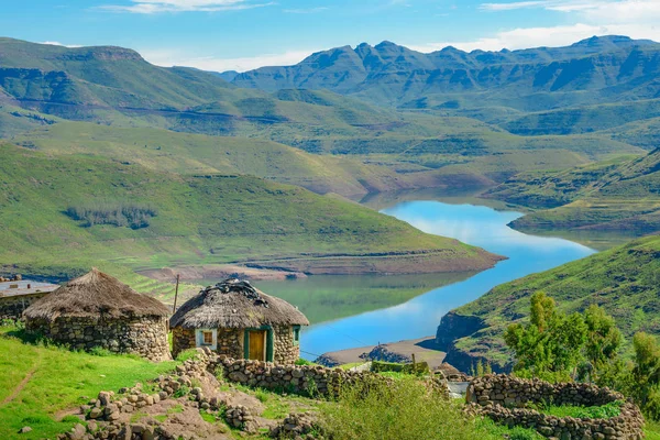 Lesotho geleneksel kulübe evi Afrika Lesotho köyde adamım. Güzel doğal peyzaj tipik kulübe köylülerin Mohale Baraj Gölü tarafından inşa ile gündüz Köyü.