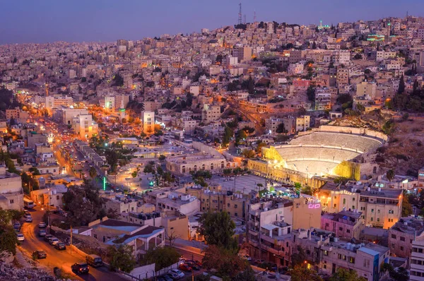 Amman, Ürdün şehrin merkezindeki antik kale parkının ortasındaki Roma harabeleri. Günbatımı, Amman 'ın Skyline' ında ve tarihi başkenti Ürdün üzerinde güzel manzaralı eski bir şehir..