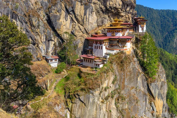 Kaplan'ın yuva Manastırı, Paro Taktsang, yüksek bir uçurum: Paro, Bhutan, güzel sahne ve arka plan Dağları ve ağaçları bulunan