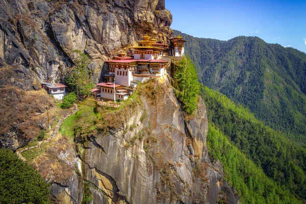 Kaplan'ın yuva Manastırı, Paro Taktsang, yüksek bir uçurum: Paro, Bhutan, güzel sahne ve arka plan Dağları ve ağaçları bulunan