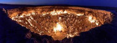 Türkmenistan gates hell gaz krater Darvaza yakınındaki Karakum Çölü'nde yangın. Yanan metan gazı kraterde Karakum Çölü'Derweze. Türkmenistan cehenneme giden.