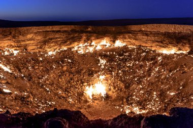 Türkmenistan gates hell gaz krater Darvaza yakınındaki Karakum Çölü'nde yangın. Yanan metan gazı kraterde Karakum Çölü'Derweze. Türkmenistan cehenneme giden.