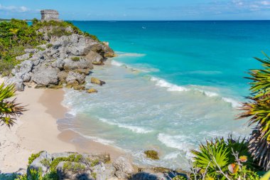 Maya harabelerini Tulum, Meksika için sahilde. Antik Maya uygarlıkları yüzlerce binalardan yıl önce