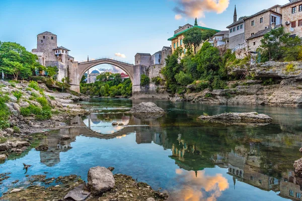 Stari çoğu gündoğumu Mostar, Bosna Hersek için köprüde. Tarihi şehir korumak için güzel eski antik Köprüsü