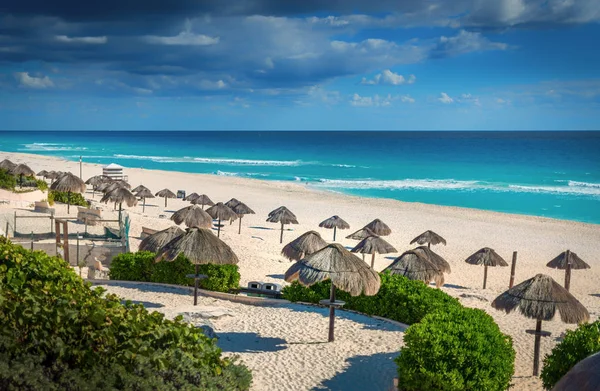 Cancun Beach Mexiku Deštníky Písku Krásné Modré Vodě Dramatické Mraky — Stock fotografie