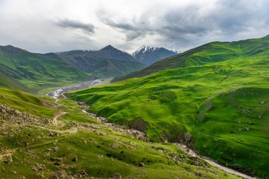 Güzel dağlar ve tepeler Azerbaycan Kuba yakınındaki kuzey Khinaluq köyünde