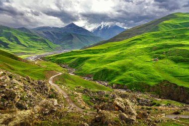 Güzel dağlar ve tepeler Azerbaycan Kuba yakınındaki kuzey Khinaluq köyünde