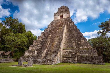 Tikal Ulusal Parkı Flores Guatemala, jaguar tapınak yakınındaki ünlü piramit içinde Tikal olduğunu