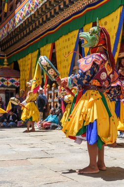 Bhutan yıllık Paro Tsechu Festivali'nde rahipler için renkli maskesi dans dans