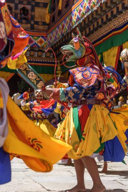 Budist bir davul holding, dans rahip keşiş renkli maskesi de dans yıllık Budizm Bhutan Manastırı tapınak konumda Paro Tsechu Festivali.
