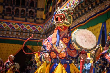 Budist bir davul holding, dans rahip keşiş renkli maskesi de dans yıllık Budizm Bhutan Manastırı tapınak konumda Paro Tsechu Festivali.