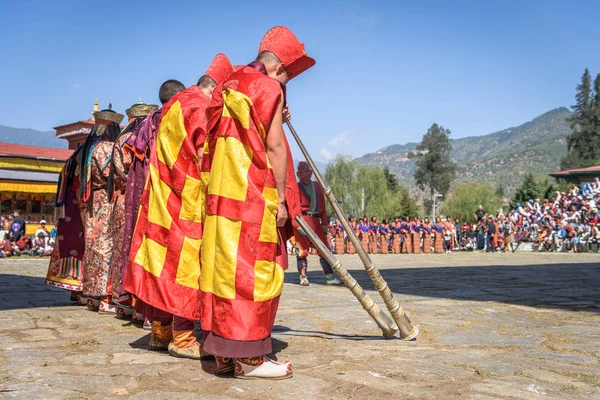僧侣制作音乐与号角五颜六色的面具跳舞每年帕罗 Tsechu 节日在不丹 — 图库照片